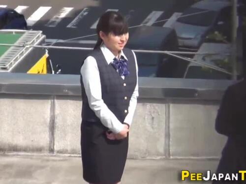 Japan porn school girl Mai pee on the bus