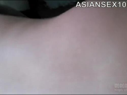 Asian girlfriend Eva fucked on the beach in Hawaii
