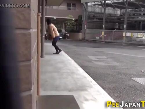 Real asian amateur pissing in public