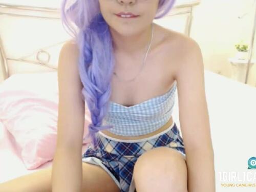 Model teen Mayuka knows how to play with herself