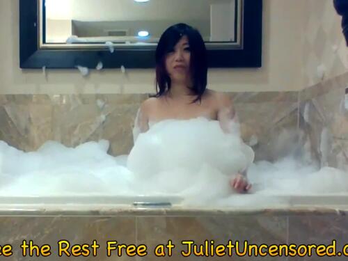 Wet Pussy Pee: Hot Asian Pee in Sea - AMATEURRealPiss