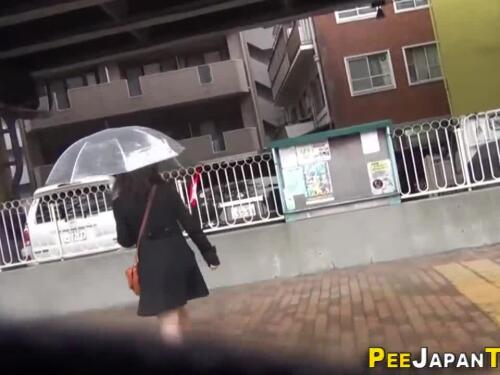 Public pissing by the river - Outdoor pee