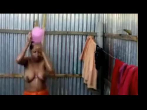Big Boobs Indian Babe Shows Off Her Beautiful Belly