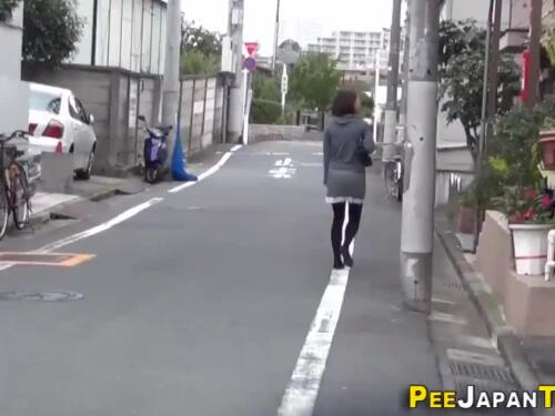 Yuka hot pee in public
