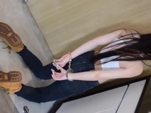 China model, Jenny Manson, gave a quick blowjob and masturbates