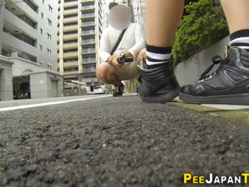 Japanese peeing in public! Asian babe Aiko!