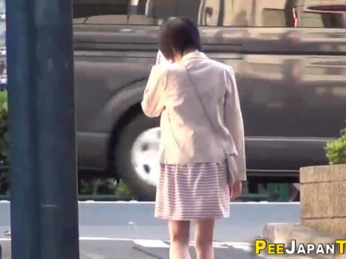 Asian beauty pees on the streets