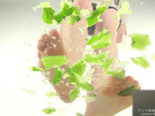 Japanese woman got foot crush and eat a stranger's cum