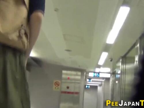 Maki hot Asian girlfriend pee and pussy play