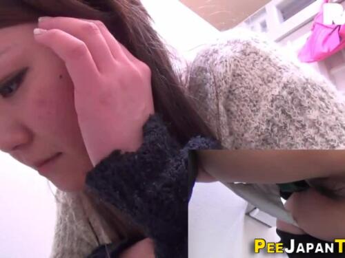 Teen spied on her peeing roommate