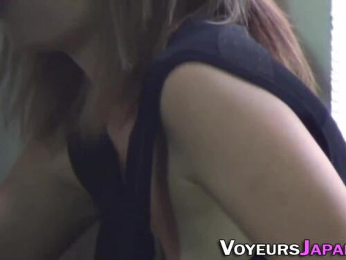Door Sex along her naked legs in the PUBLIC A75