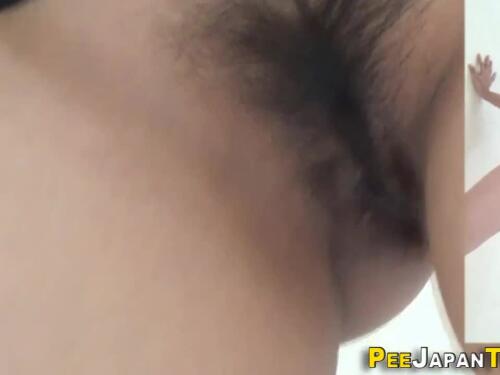 Big hairy Asian pussy peeing